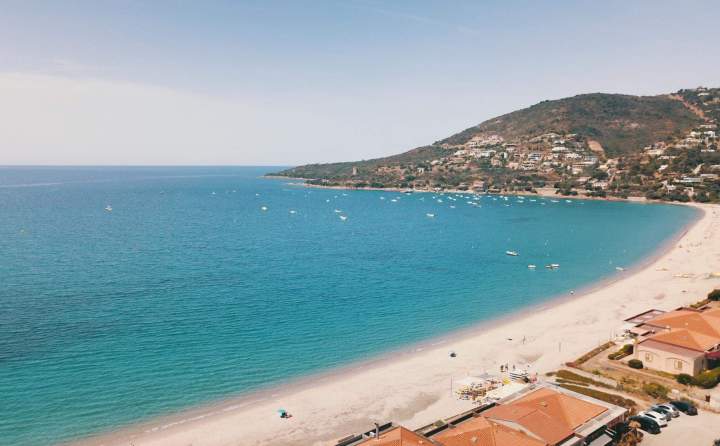 Vue au bord de la mer Sagone