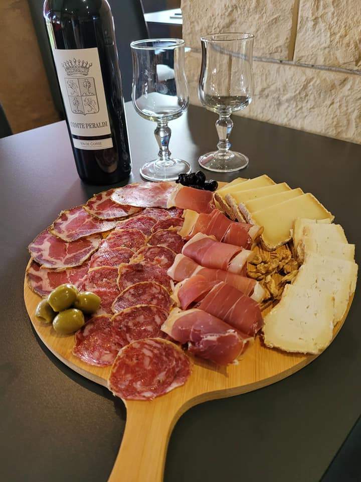 Vin ave charcuterie Sagone